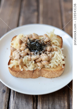 日式吐司佐納豆和酸甜醃蘿蔔乾 139543136