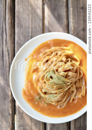 蟹肉番茄奶油意麵,用扁平糙米麵(無麩質麵條)製成 蟹肉番茄奶油意麵,用扁平糙米麵(無麩質麵條)製成 139543223