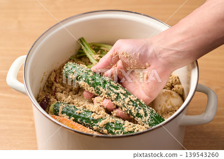 Take the pickled vegetables out of the enamel container. Take the pickled vegetables out of the enamel container. 139543260