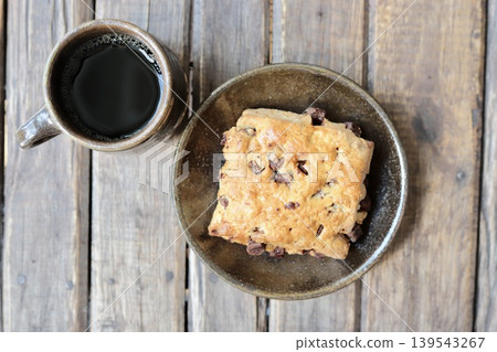 Enjoy a coffee break with chocolate chunk scones served in Yachimun pottery. Enjoy a coffee break with chocolate chunk scones served in Yachimun pottery. 139543267