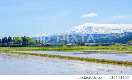 百合高原鐵道位於鳥海山腳下,穿過秋田縣清新宜人的春季鄉村景色。 百合高原鐵道位於鳥海山腳下,穿過秋田縣清新宜人的春季鄉村景色。 139543303