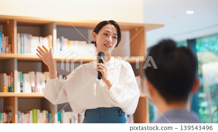 一位女士正在發表演講，聽眾也都在場。 139543496