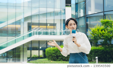 一位女記者介紹這座城鎮 139543500
