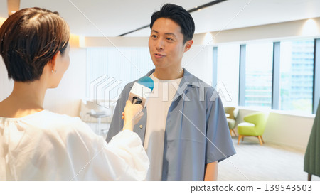 一名男子接受采訪 一名男子接受采訪 139543503