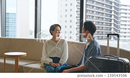 一對情侶在擁有絕佳景緻的房間裡放鬆身心。 一對情侶在擁有絕佳景緻的房間裡放鬆身心。 139543506