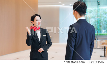 女員工為客戶服務 女員工為客戶服務 139543507