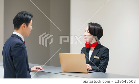 女員工為客戶服務 女員工為客戶服務 139543508