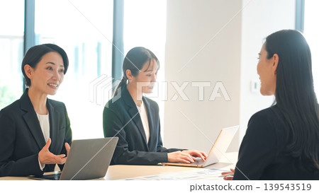 一群商務人士接受採訪 一群商務人士接受採訪 139543519