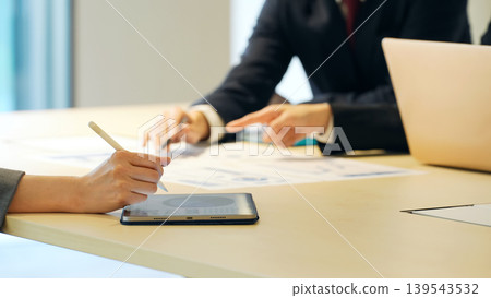 Group of business people meeting in an office Group of business people meeting in an office 139543532