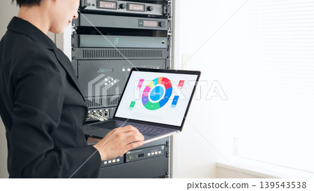 女工程師正在檢查伺服器 女工程師正在檢查伺服器 139543538
