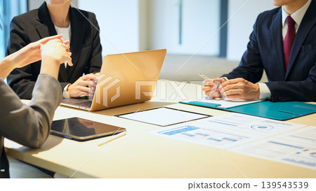 Group of business people meeting in an office Group of business people meeting in an office 139543539