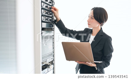 女工程師正在檢查伺服器 女工程師正在檢查伺服器 139543541