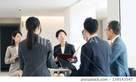 一群年齡各異、男女皆有的商業人士正在開會 一群年齡各異、男女皆有的商業人士正在開會 139543547