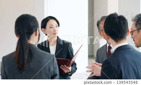 一群年齡各異、男女皆有的商業人士正在開會 一群年齡各異、男女皆有的商業人士正在開會 139543548