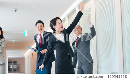 一群男女商務人士在辦公室跳舞。 一群男女商務人士在辦公室跳舞。 139543558