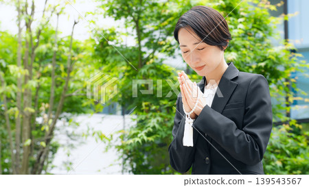 婦女的混合早晨哀悼 婦女的混合早晨哀悼 139543567