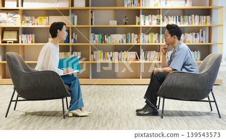 一男一女正在接受採訪 一男一女正在接受採訪 139543573
