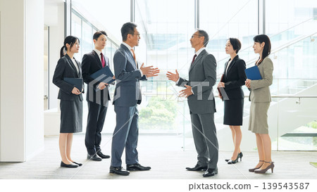 一群商務人士在辦公室交談 139543587