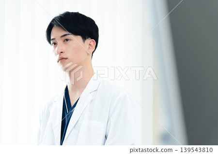 在醫院工作的年輕人 139543810