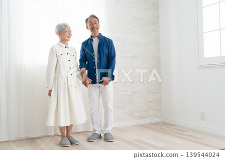 男女並肩站立的生活方式圖片 男女並肩站立的生活方式圖片 139544024