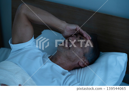 老年男子在床上睡覺 生活風格圖片 139544065