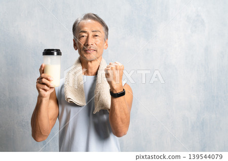 老年男子飲用蛋白粉,運動圖片 老年男子飲用蛋白粉,運動圖片 139544079