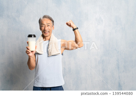 老年男子飲用蛋白粉,運動圖片 老年男子飲用蛋白粉,運動圖片 139544080