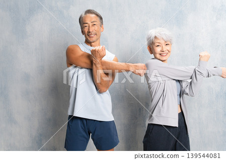 老年男女伸展運動,運動畫面 老年男女伸展運動,運動畫面 139544081