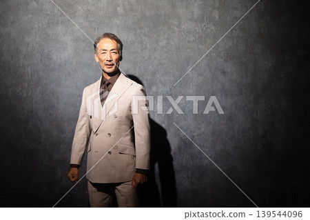 一位身穿雙排扣西裝的老年男子的生活方式照片 一位身穿雙排扣西裝的老年男子的生活方式照片 139544096