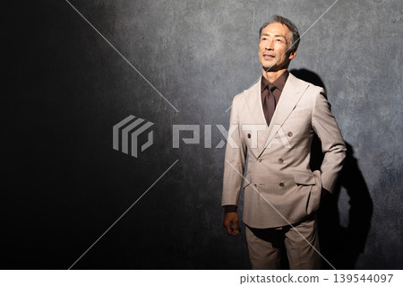 一位身穿雙排扣西裝的老年男子的生活方式照片 139544097