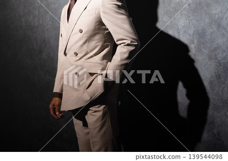 一位身穿雙排扣西裝的老年男子的生活方式照片 一位身穿雙排扣西裝的老年男子的生活方式照片 139544098