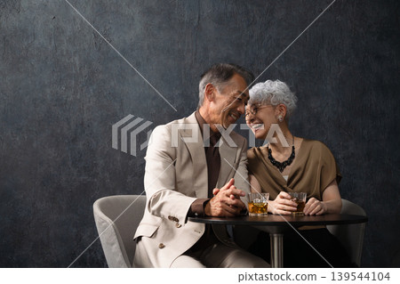 老年男女飲用白蘭地的生活風格圖片 139544104