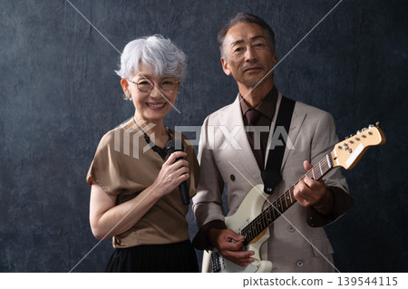 一位女士唱歌,一位男士彈吉他。生活方式圖片 一位女士唱歌,一位男士彈吉他。生活方式圖片 139544115