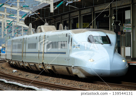 N700系列和8000系列(R編組)停靠德山站 N700系列和8000系列(R編組)停靠德山站 139544131