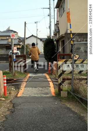鄉村公路上的鐵路道口和一輛自行車 139544244