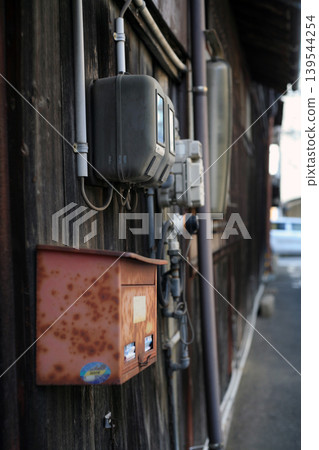 Old house and mailbox Old house and mailbox 139544254