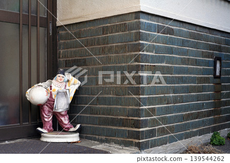 The entrance to a private house in an alleyway The entrance to a private house in an alleyway 139544262