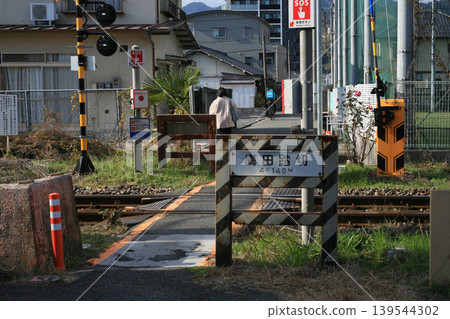 鄉村道路上的鐵路道口 139544302