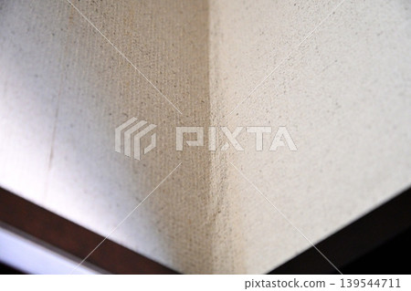 Gaps, lifting, and peeling of vinyl wallpaper. 139544711