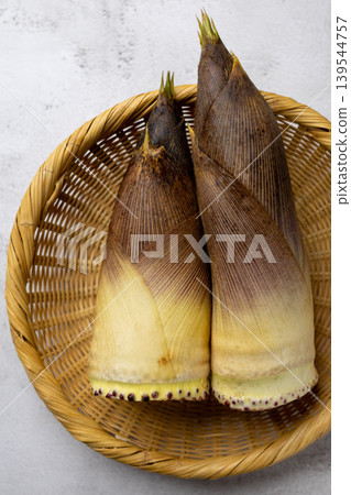 兩根竹筍放在竹篩上(日式食物圖) 兩根竹筍放在竹篩上(日式食物圖) 139544757