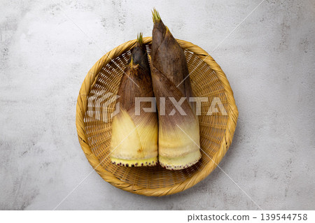 籃子裡的竹筍特寫-春季食材 籃子裡的竹筍特寫-春季食材 139544758