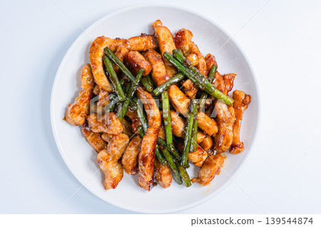 蒜苗炒豬裡肌:一道豐盛的肉和蔬菜炒菜(白色背景) 蒜苗炒豬裡肌:一道豐盛的肉和蔬菜炒菜(白色背景) 139544874