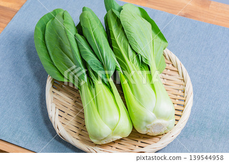新鮮小白菜盛於篩子上 新鮮小白菜盛於篩子上 139544958