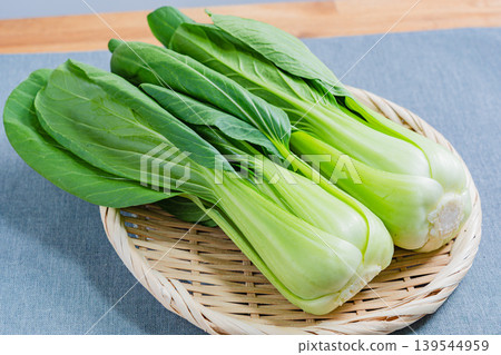 新鮮小白菜盛於篩子上 139544959