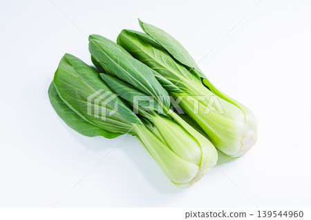 白色背景上的小白菜照片。新鮮的小白菜蔬菜原料。 白色背景上的小白菜照片。新鮮的小白菜蔬菜原料。 139544960