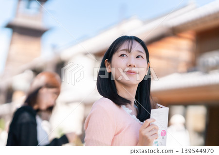 一位女士在川越——「小江戶」——的街道上漫步,手持宣傳冊,背景是川越的鐘樓。 (埼玉縣旅遊圖片) 一位女士在川越——「小江戶」——的街道上漫步,手持宣傳冊,背景是川越的鐘樓。 (埼玉縣旅遊圖片) 139544970