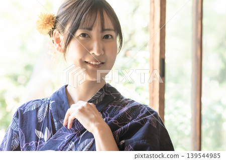 傳統日式房屋中的浴衣肖像 139544985