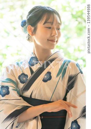 身穿浴衣的日本女子漫步於花園之中：一幅日式肖像，一段夏日回憶。 139544986