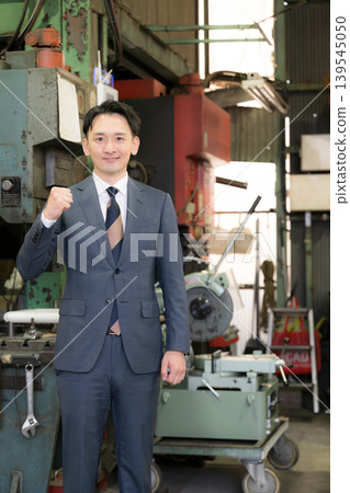 銷售人員慶祝他們在應對挑戰和為製造業提供管理支援方面取得的成功和提出的方案,包括透過商會、信用社、銀行和其他金融機構的協會。 銷售人員慶祝他們在應對挑戰和為製造業提供管理支援方面取得的成功和提出的方案,包括透過商會、信用社、銀行和其他金融機構的協會。 139545050