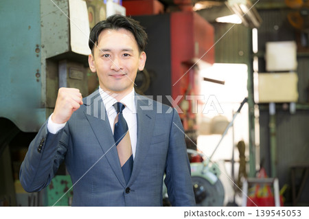 Salespeople celebrate their success and proposals in tackling challenges and providing management support in the manufacturing industry, including through associations of chambers of commerce and credit unions, banks, and other financial institutions. 139545053